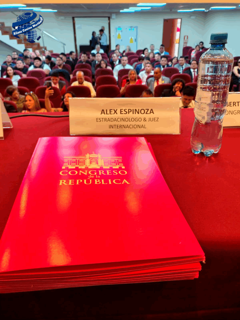 Congreso del Perú reconoce cinólogos